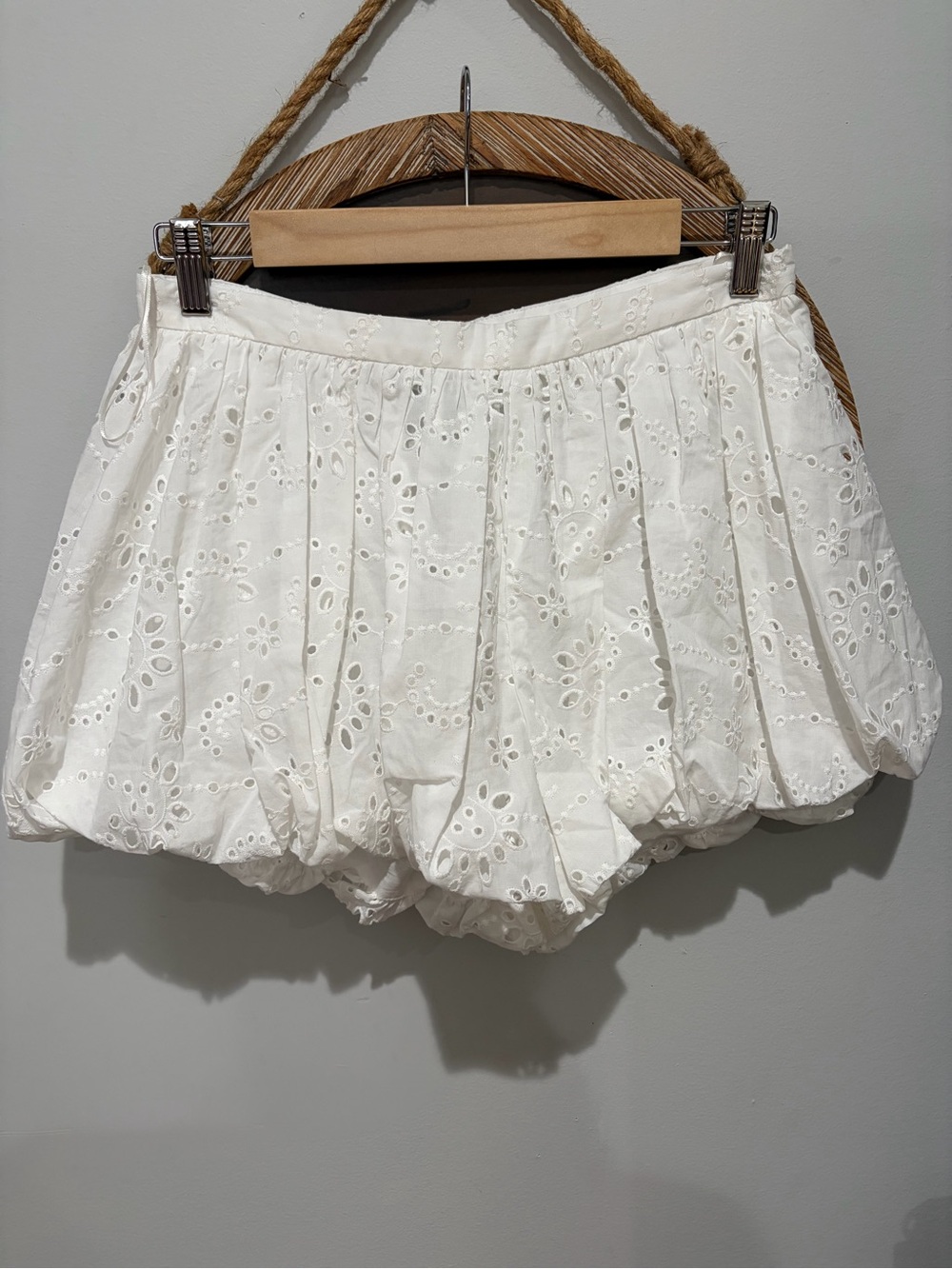 Zara White Eyelet Bubble Hem Women's Shorts/ size small